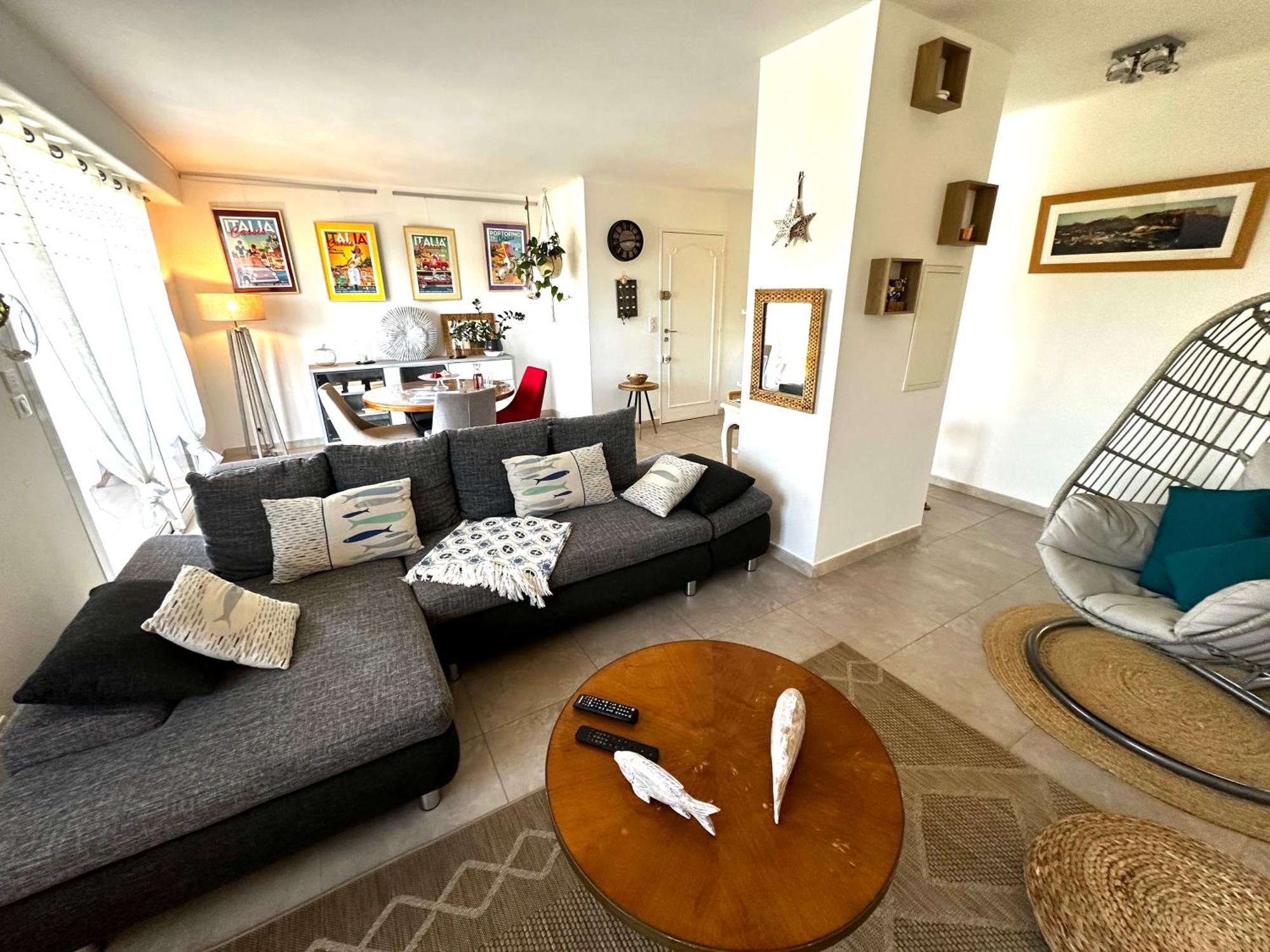 Village Options Parking And Baby * Cassis