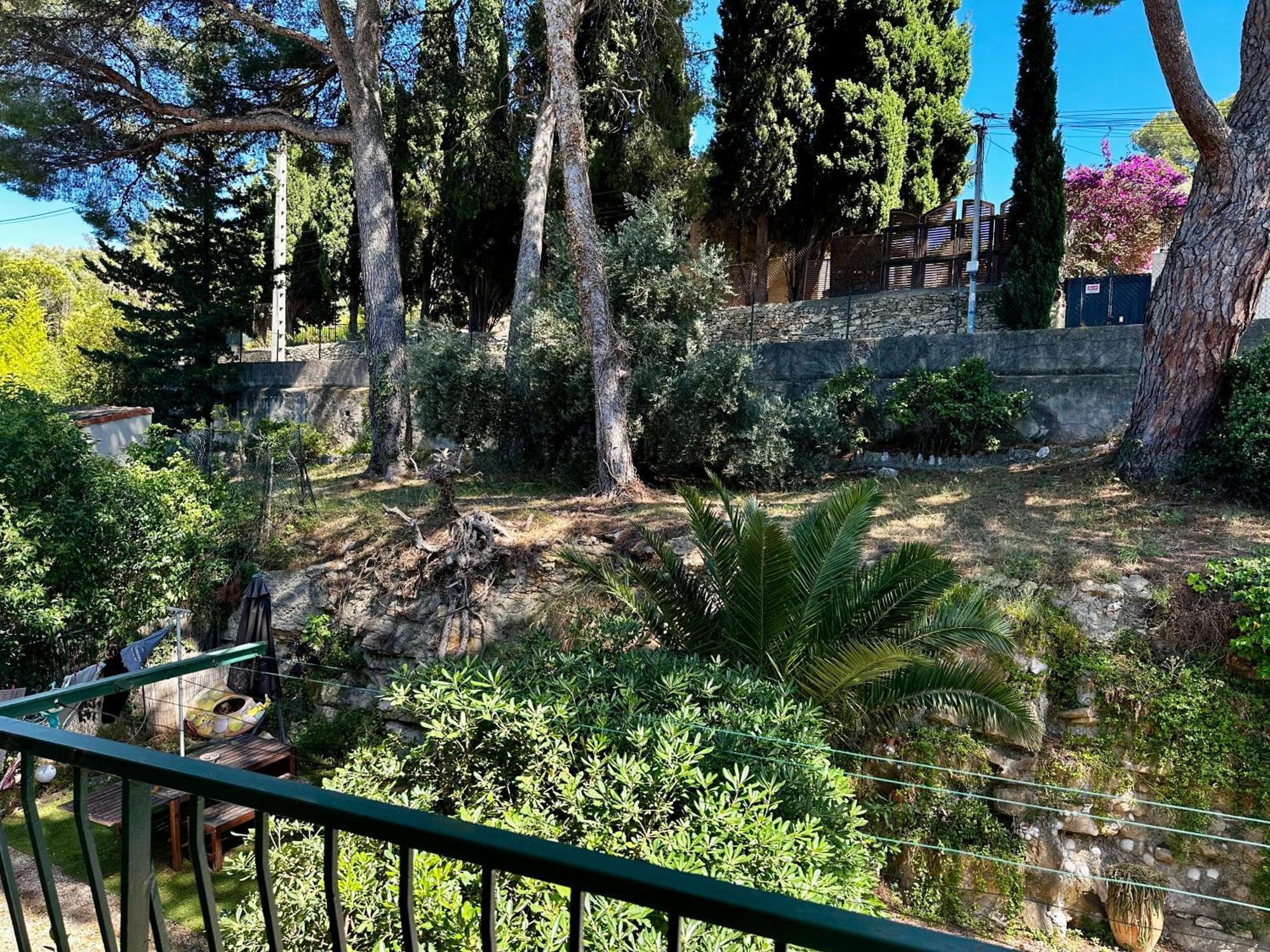 Village Options Parking And Baby * Cassis